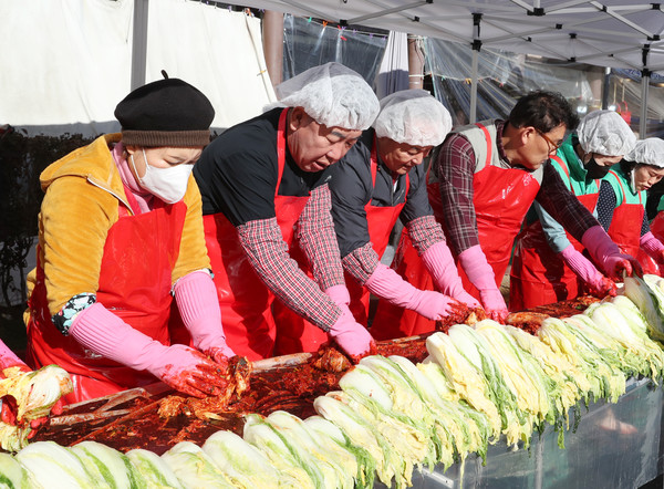 청주시 육거리종합시장, 사랑의 김장 나눔 행사 진행 사진(제공=청주시) *재판매 및 DB 금지