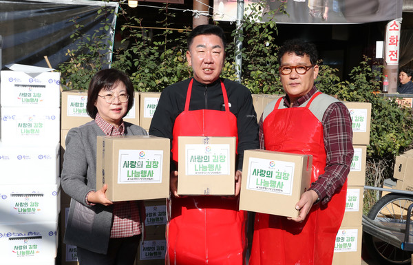 사랑의 김장 나눔 행사 진행 사진(왼쪽부터 황은경 성안동장, 이범석 청주시장, 유현모 육거리종합시장 상인회장)(제공=청주시) *재판매 및 DB 금지