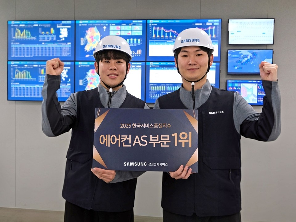 삼성전자서비스 엔지니어들이 KS-SQI 에어컨 AS 부문 1위 기념 사진을 촬영하는 모습. (사진=삼성전자서비스 제공) 2025.11.11, snakorea.rc@gmail.com , *재판매 및 DB 금지