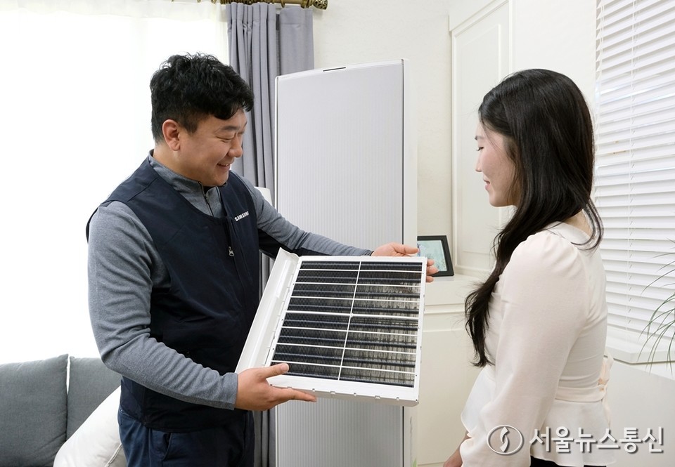삼성전자서비스가 ‘2025 한국서비스품질지수(KS-SQI)’에서 올해 신설된 ‘에어컨 AS’ 부문 원년 1위 기업에 선정됐다고 11일 밝혔다. 사진은 삼성전자서비스 엔지니어가 에어컨을 점검해주는 모습. (사진=삼성전자서비스 제공) 2025.11.11, snakorea.rc@gmail.com , *재판매 및 DB 금지
