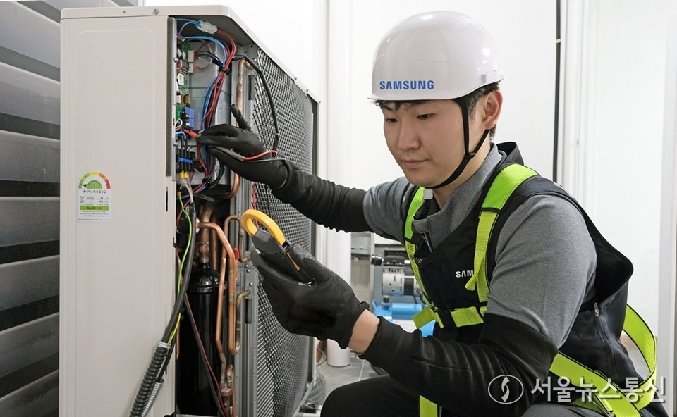 삼성전자서비스가 ‘2025 한국서비스품질지수(KS-SQI)’에서 올해 신설된 ‘에어컨 AS’ 부문 원년 1위 기업에 선정됐다고 11일 밝혔다. 사진은 삼성전자서비스 엔지니어가 에어컨 실외기를 점검하는 모습. (사진=삼성전자서비스 제공) 2025.11.11, snakorea.rc@gmail.com , *재판매 및 DB 금지