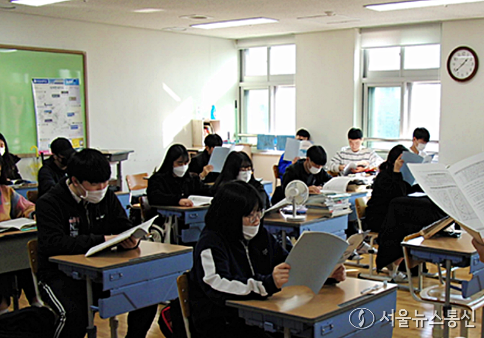 세종시 관내 고등학교 학생들이 각 교실에서 수능시험 유의사항에 대해 설명을 듣고 있는 모습 / 사진 = 세종시교육청 제공