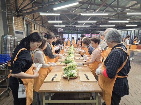 강원자치도와 강원관광재단은 5일부터 17일까지 열리는 ‘평창 고랭지 김장 축제’ 현장에서 홍보부스를 운영했다.