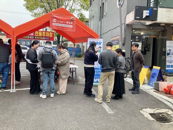 의정부시는 8일 열린 의정부 부대찌개 축제 현장에서 ‘지방세 전자송달 및 자동납부 제도’ 홍보 공간을 운영해 큰 호응을 얻었다.