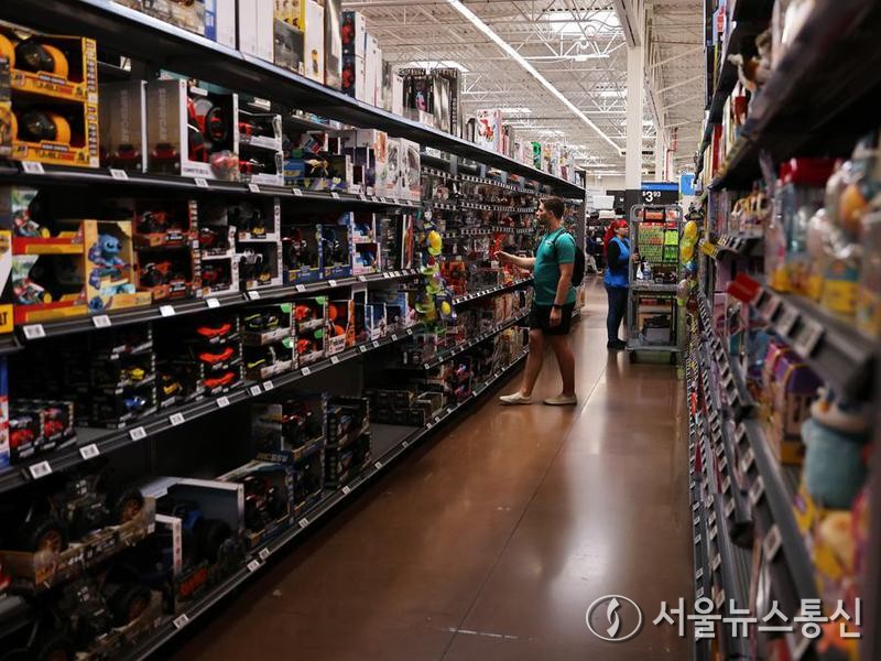 15일(현지시간) 미국 캘리포니아주 로즈미드의 월마트 매장에서 쇼핑하는 시민들 모습2025.5.15, snakorea.rc@gmail.com , *재판매 및 DB 금지