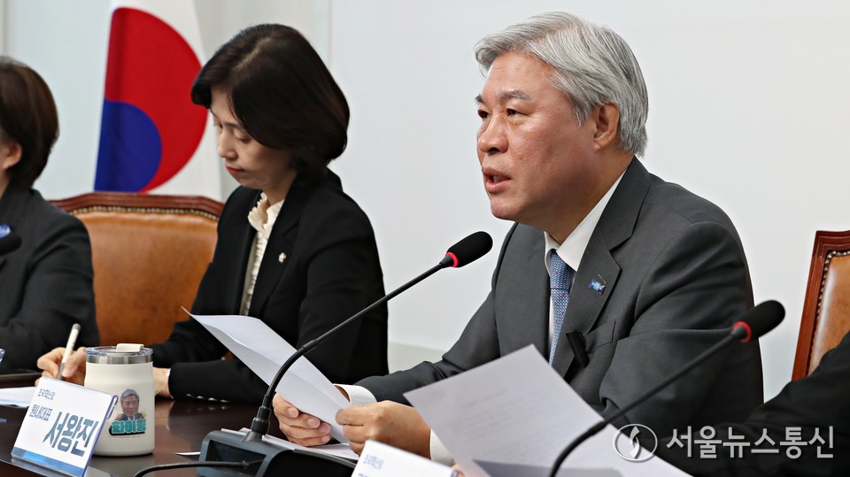 서왕진 조국혁신당 비대위원장 권한대행 겸 원내대표가 11일 서울 여의도 국회에서 열린 의원총회에서 발언을 하고 있다. 2025.11.11, snakorea.rc@gmail.com , *재판매 및 DB 금지