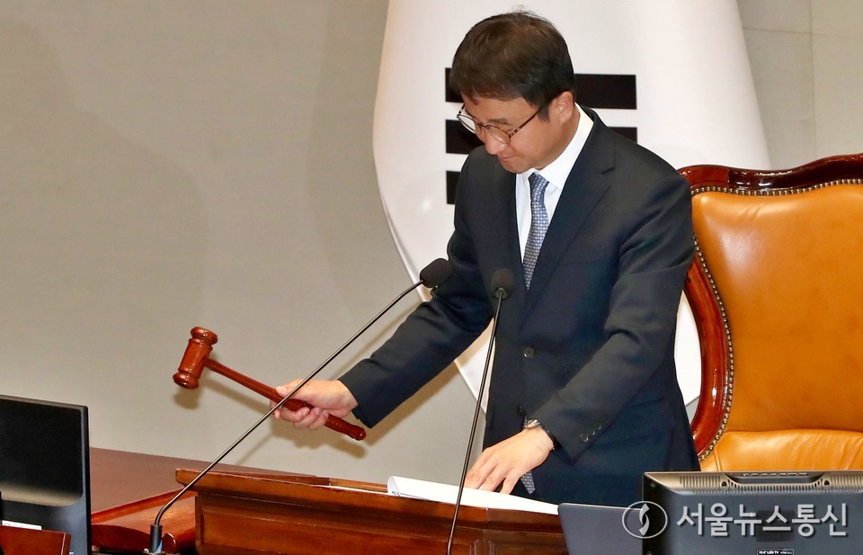 11일 서울 여의도 국회에서 열린 예산결산특별위원회 제6차 전체회의에서 한병도 위원장이 의사봉을 두드리고 있다. 2025.11.11, snakorea.rc@gmail.com , *재판매 및 DB 금지