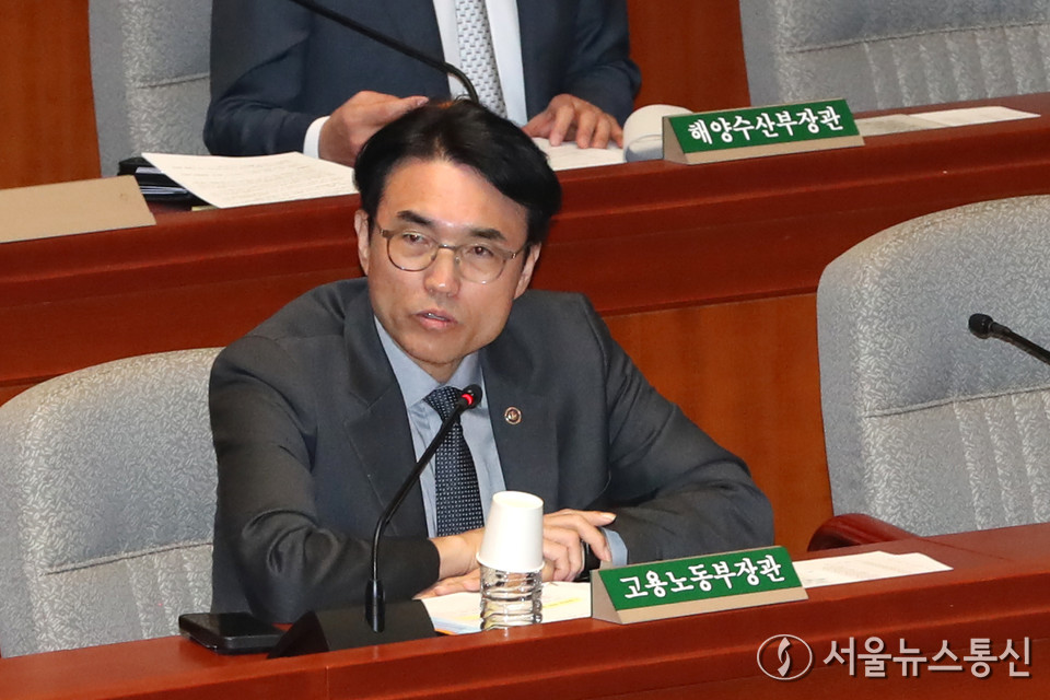 권창준 고용노동부 차관이 11일 서울 여의도 국회에서 열린 예산결산특별위원회 제6차 전체회의에서 의원 질의에 답하고 있다. 2025.11.11, snakorea.rc@gmail.com , *재판매 및 DB 금지