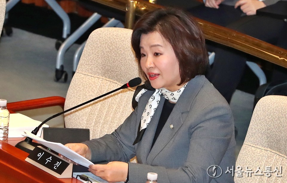 이수진 더불어민주당 의원이 11일 서울 여의도 국회에서 열린 예산결산특별위원회 제6차 전체회의에서 질의하고 있다. 2025.11.11, snakorea.rc@gmail.com , *재판매 및 DB 금지