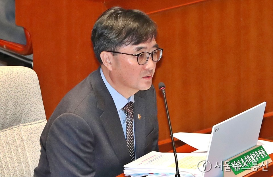 임기근 기획재정부 2차관이 11일 서울 여의도 국회에서 열린 예산결산특별위원회 제6차 전체회의에서 의원 질의에 답하고 있다. 2025.11.11, snakorea.rc@gmail.com , *재판매 및 DB 금지