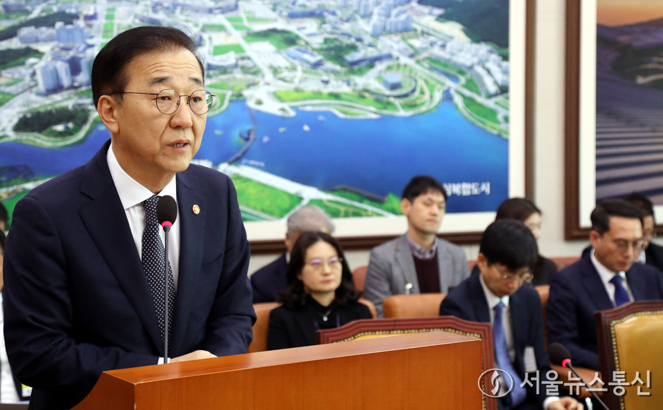 김윤덕 국토교통부 장관이 11일 서울 여의도 국회에서 열린 국토교통위원회 전체회의에서 2026년도 예산안 및 기금운용계획안 제안설명을 하고 있다. 2025.11.11, snakorea.rc@gmail.com , *재판매 및 DB 금지