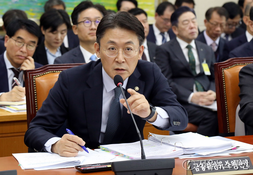 권대영 금융위원회 부위원장이 11일 서울 여의도 국회에서 열린 정무위원회 전체회의에서 의원질의에 답변하고 있다. 2025.11.11, snakorea.rc@gmail.com , *재판매 및 DB 금지