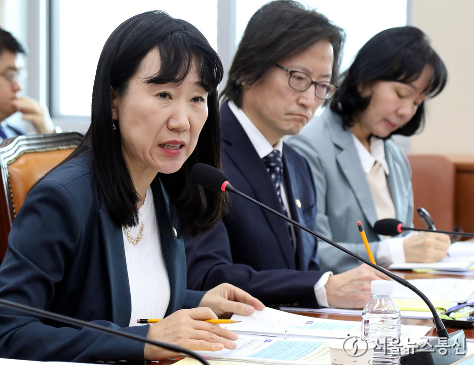 강윤진 국가보훈부 차관이 11일 서울 여의도 국회에서 열린 정무위원회 전체회의에서 의원질의에 답변하고 있다. 2025.11.11, snakorea.rc@gmail.com , *재판매 및 DB 금지