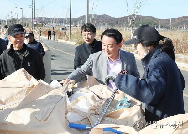 11일 서철모 대전서구청장이 공공비축미곡 매입 현장을 방문해 관계자들을 격려하고 있다. / 사진 = 대전서구 제공 2025.11.11, snakorea.rc@gmail.com , *재판매 및 DB 금지