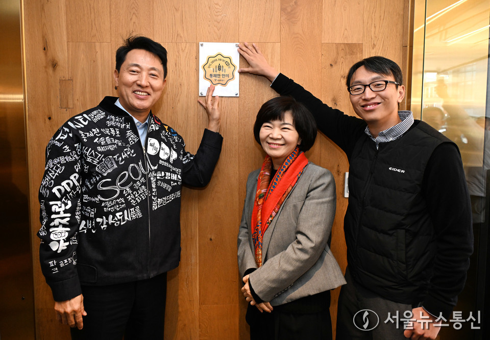 오세훈 서울시장이 11일 '통쾌한 한끼' 1호점으로 선정된 순대실록 대학로본점에 인증마크를 부착하고 기념촬영 하고 있다. (서울시 제공) 2025.11.11, snakorea.rc@gmail.com , *재판매 및 DB 금지