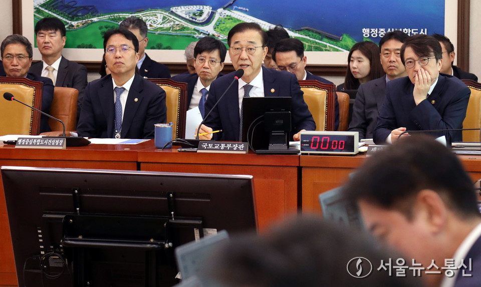 김윤덕 국토교통부 장관이 11일 서울 여의도 국회에서 열린 국토교통위원회 전체회의에서 의원 질의에 답하고 있다. 2025.11.11, snakorea.rc@gmail.com