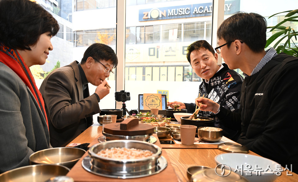  오세훈 서울시장이 11일 '통쾌한 한끼' 1호점으로 선정된 순대실록 대학로본점을 찾아 식사를 하고 있다. (사진=서울시 제공) 2025.11.11, snakorea.rc@gmail.com , *재판매 및 DB 금지