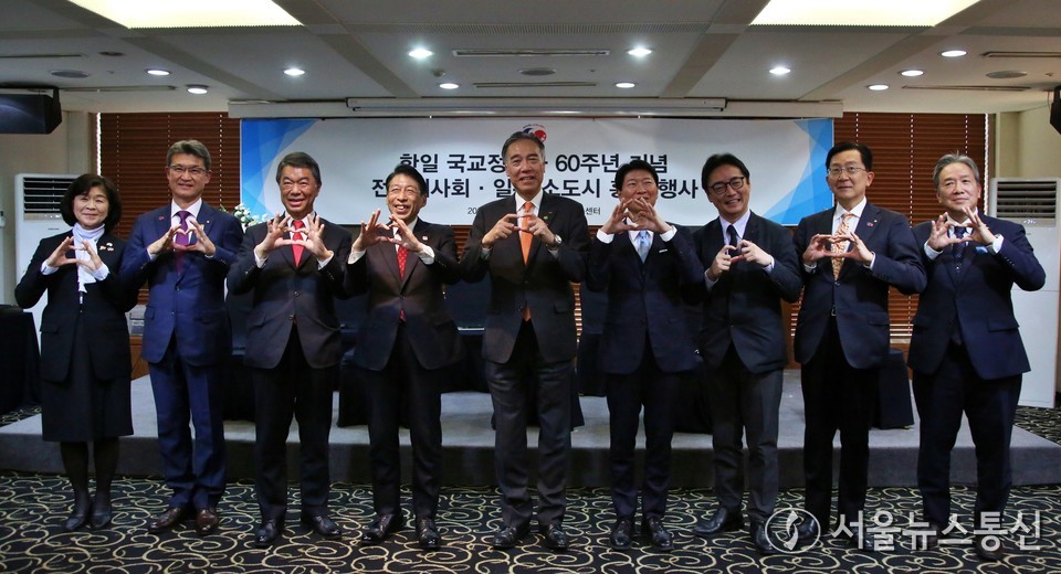 아베 슈이치 전국지사회 회장(가운데)이 11일 서울 중구 한국프레스센터 18층 서울클럽홀에서 열린 ‘한일 국교정상화 60주년 기념 전국 지사회·일본 소도시 홍보 행사’에서 관계자들과 기념촬영을 하고 있다. 2025.11.11, snakorea.rc@gmail.com , *재판매 및 DB 금지