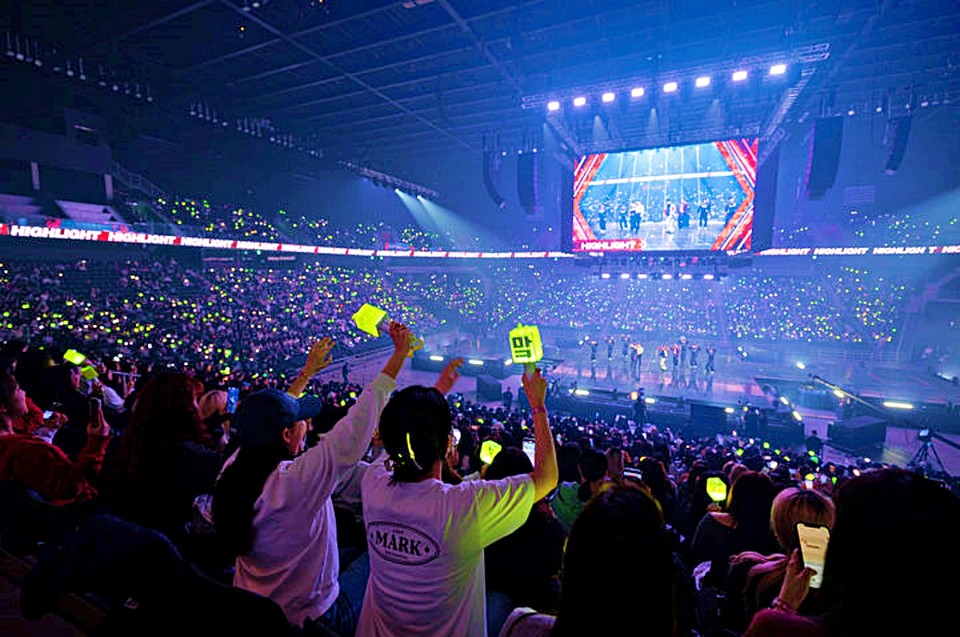 지난 8일 인스파이어 엔터테인먼트 리조트에서 열린 ‘2025 인천공항 스카이 페스티벌’에서 관객들이 K-POP 콘서트를 즐기고 있다. (2025.11.11) / 사진 = 인천공항공사 제공