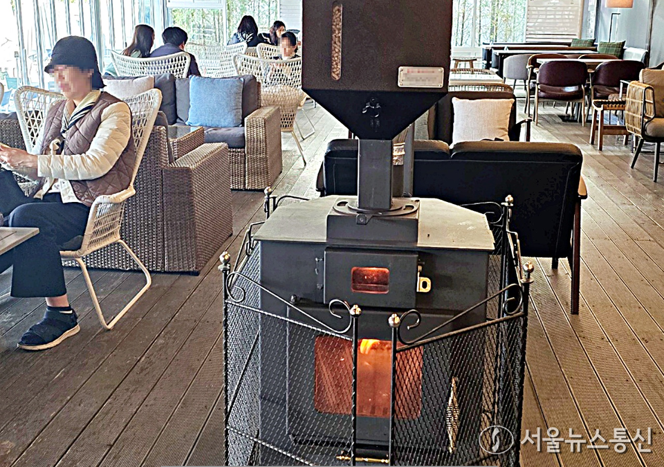 오늘(12일)은 전국이 대체로 맑은 가운데 아침에는 중부내륙과 남부 산지를 중심으로 기온이 영하로 떨어지며 춥겠다. (양평 카페리노_2025.11.09) / 사진 = 서울뉴스통신 이성현 기자