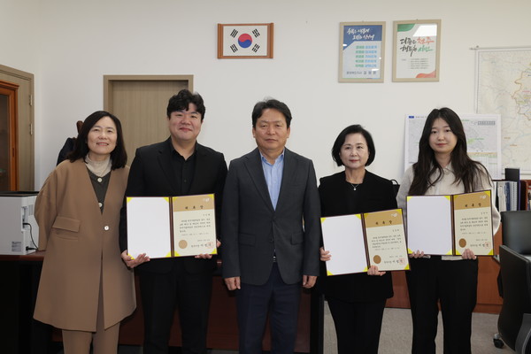 시립교향악단 김경희 예술감독 겸 상임지휘자 재위촉 사진(제공=청주시) *재판매 및 DB 금지