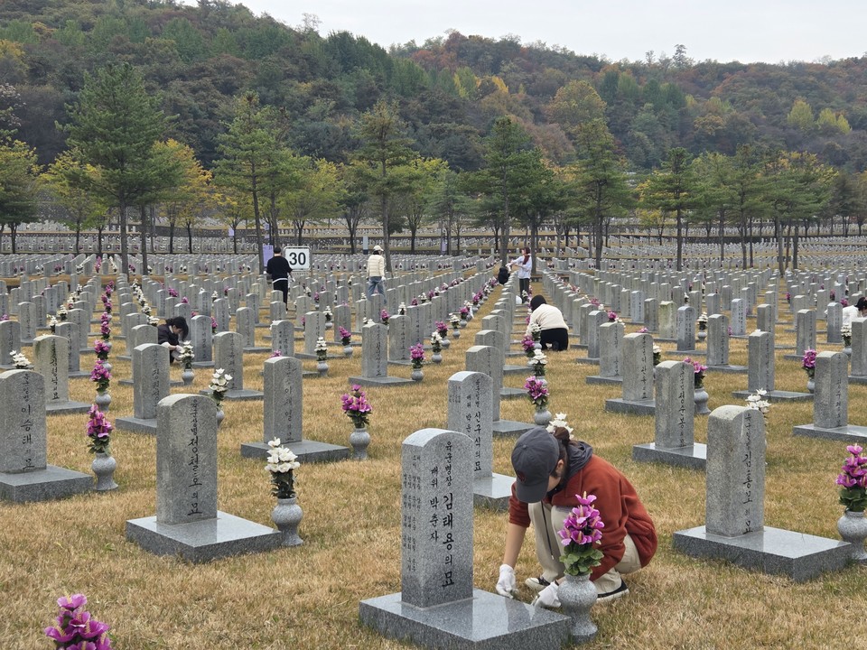2025년 독립유공자 후손 장학생들이 국립서울현충원 묘역 정화 봉사를 하고 있다. (사진=서울장학재단 제공) 2025.11.12, snakorea.rc@gmail.com , *재판매 및 DB 금지