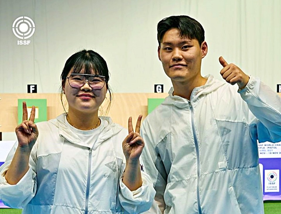 사격 오예진-홍수현, 세계선수권 공기권총 혼성 동메달. (2025.11.12) / 사진 = 국제사격연맹 소셜미디어