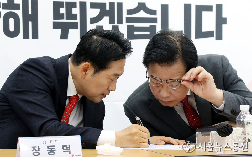 장동혁 국민의힘 대표와 송언석 원내대표가 12일 오전 서울 여의도 국민의힘 당사에서 열린 지방선거총괄기획단 및 시·도 광역단체장 연석회의에서 대화하고 있다. 2025.11.12, snakorea.rc@gmail.com , *재판매 및 DB 금지