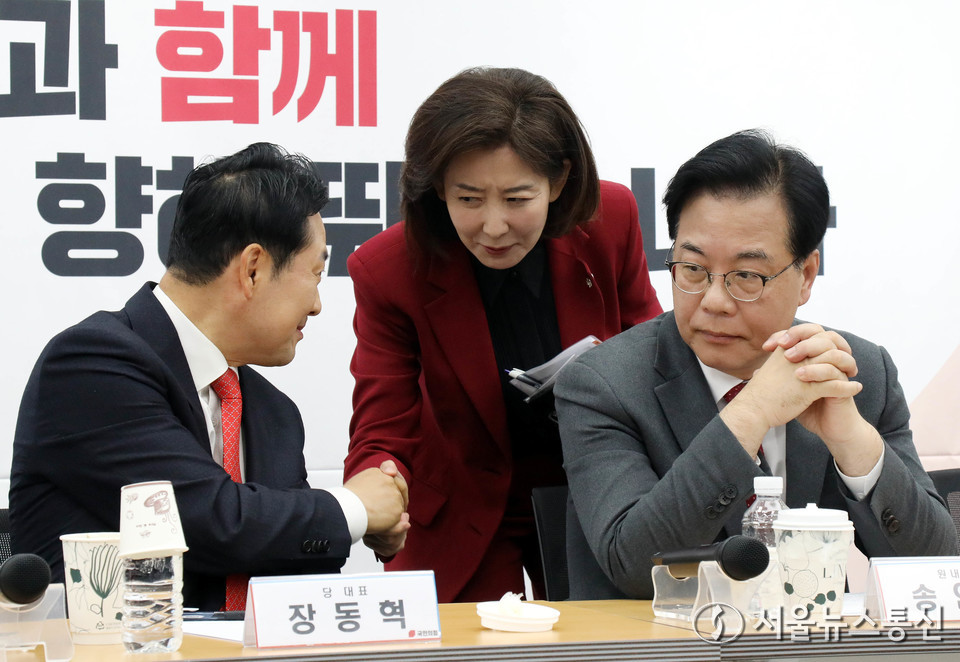 장동혁 국민의힘 대표가 12일 오전 서울 여의도 국민의힘 당사에서 열린 지방선거총괄기획단 및 시·도 광역단체장 연석회의에서 나경원 의원과 인사하고 있다. 2025.11.12, snakorea.rc@gmail.com , *재판매 및 DB 금지