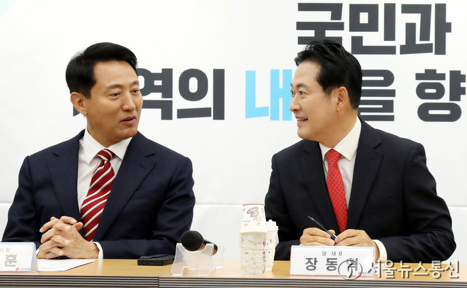 장동혁 국민의힘 대표가 12일 오전 서울 여의도 국민의힘 당사에서 열린 지방선거총괄기획단 및 시·도 광역단체장 연석회의에서 오세훈 서울시장과 대화하고 있다. 2025.11.12, snakorea.rc@gmail.com , *재판매 및 DB 금지