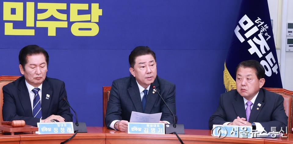 김병기 더불어민주당 원내대표가 10일 서울 여의도 국회에서 열린 최고위원회의에서 발언하고 있다. 2025.11.12, snakorea.rc@gmail.com , *재판매 및 DB 금지