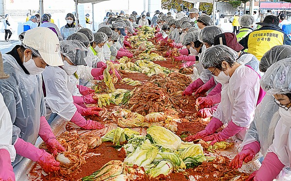 의정부시는 11일 시청 앞 예총 광장에서 범시민 이웃사랑 나눔 축제 ‘제20회 김장나누기 행복곱하기’ 행사를 개최했다.