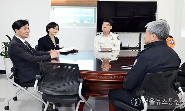 안병구 밀양시장이 11일 밀양소방서를 방문해 소방대원들을 격려하고 지역 안전 강화 방안을 논의하고 있다.