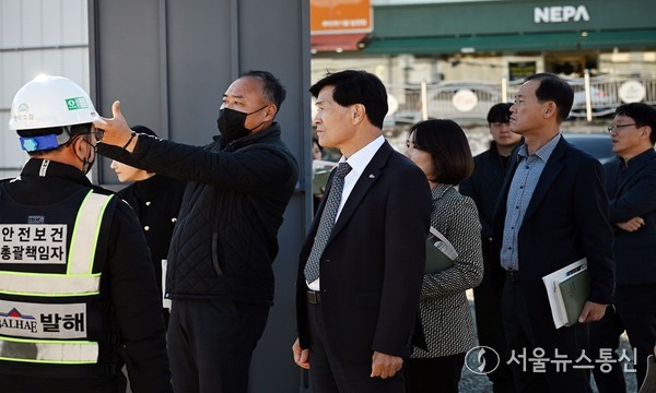 11일 안병구 시장이 국립무형유산원 분원과 밀양아리랑 전수교육관 건립 공사가 진행 중인 밀양초등학교 인근 통학로 관리 실태를 점검하고 있다.