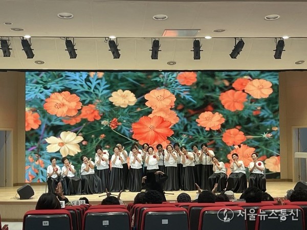 ▲군민한글학교 백일장에서 열린 은빛실버합창단 합창무대(사진 = 진도군)2025.11.12, snakorea.rc@gmail.com , *재판매 및 DB 금지