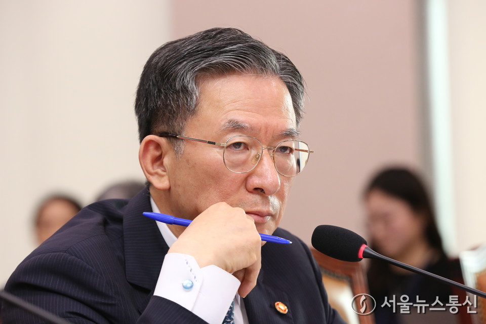 정성호 법무부 장관이 14일 오전 서울 여의도 국회 법제사법위원회에서 열린 법무부 등에 대한 국정감사에서 의원 질의를 듣고 있다. (사진=신현성 기자) 2025.10.14, snakorea.rc@gmail.com , *재판매 및 DB 금지