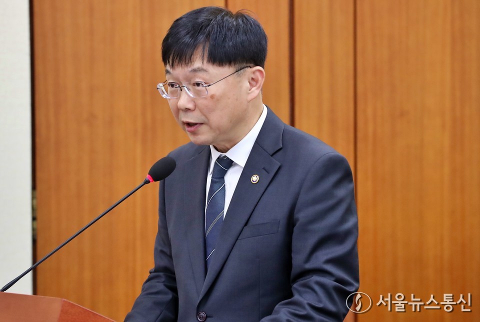 안형준 국가데이터 처장이 12일 오전 서울 여의도 국회에서 열린 기획재정위원회 전체회의에서 예산안 제안설명을 하고 있다. 2025.11.12, snakorea.rc@gmail.com , *재판매 및 DB 금지