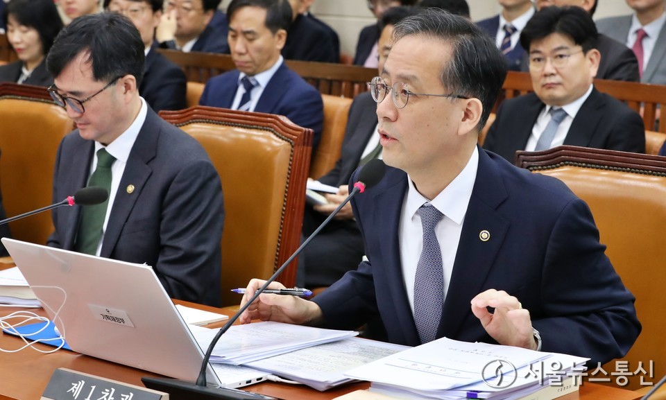 이형일 기획재정부 1차관이 12일 오전 서울 여의도 국회에서 열린 기획재정위원회 전체회의에서 의원 질의에 답하고 있다. 2025.11.12, snakorea.rc@gmail.com , *재판매 및 DB 금지