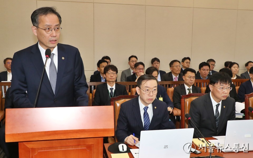 이형일 기획재정부 1차관이 12일 오전 서울 여의도 국회에서 열린 기획재정위원회 전체회의에서 예산안 제안설명을 하고 있다. 2025.11.12, snakorea.rc@gmail.com , *재판매 및 DB 금지