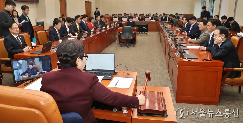 임이자 국회 기획재정위원회 위원장이 12일 오전 서울 여의도 국회에서 열린 기획재정위원회 전체회의를 주재하고 있다. 2025.11.12, snakorea.rc@gmail.com , *재판매 및 DB 금지