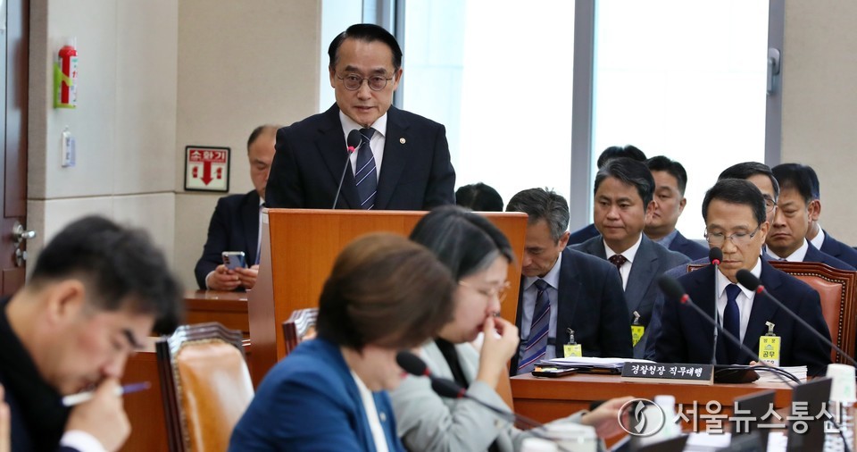 허철훈 중앙선거관리위원회 사무총장이 12일 서울 여의도 국회에서 열린 행정안전위원회 전체회의에서 예산안 제안설명을 하고 있다. 2025.11.12, snakorea.rc@gmail.com , *재판매 및 DB 금지