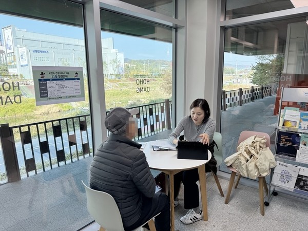 의정부시 보건소 치매안심센터는 7일 호호당 1호점을 방문해 치매 조기 검진 및 예방 홍보 활동을 진행했다.