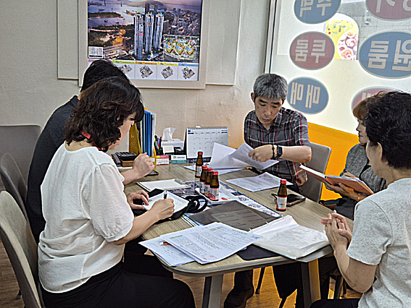 부산시는 해양수산부 부산 이전을 앞두고 전월세 담합 및 불법 중개행위 예방을 위해 9월부터 10월까지 ‘부동산중개업소 특별 합동 지도·점검’을 실시한 결과 공인중개사법 위반 의심 사례 4건을 적발했다고 밝혔다.