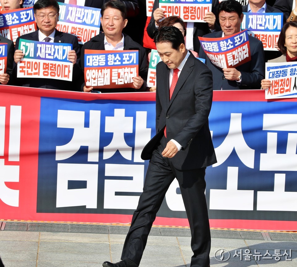 장동혁 국민의힘 대표가 12일 서울 여의도 국회의사당 본관 앞 중앙계단에서 열린 대장동 일당 7400억 국고 환수 및 검찰 항소포기 외압 규탄대회에서 발언을 하기 위해 이동하고 있다. 2025.11.12, snakorea.rc@gmail.com , *재판매 및 DB 금지