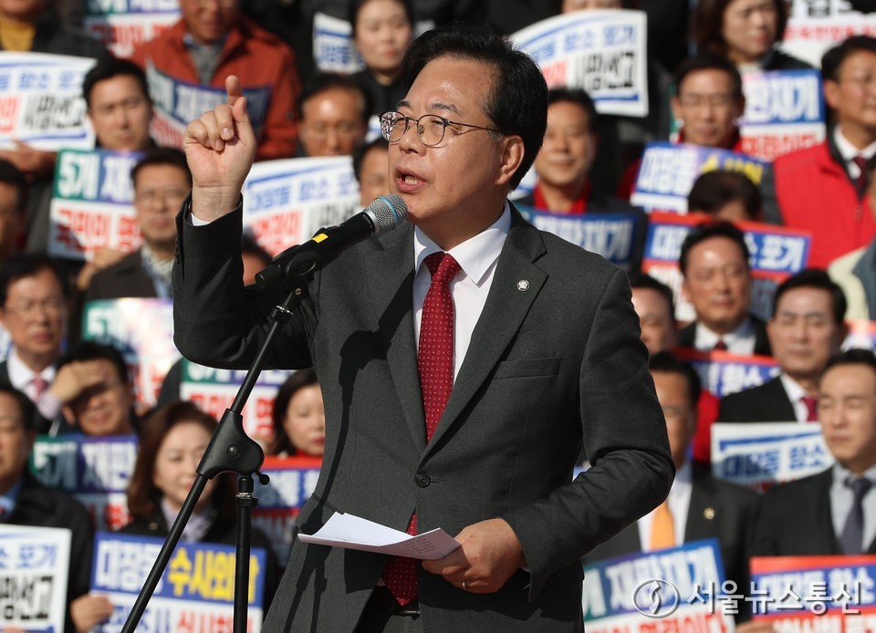 송언석 국민의힘 원내대표가 12일 서울 여의도 국회의사당 본관 앞 중앙계단에서 열린 대장동 일당 7400억 국고 환수 및 검찰 항소포기 외압 규탄대회에서 발언을 하고 있다. 2025.11.12, snakorea.rc@gmail.com , *재판매 및 DB 금지