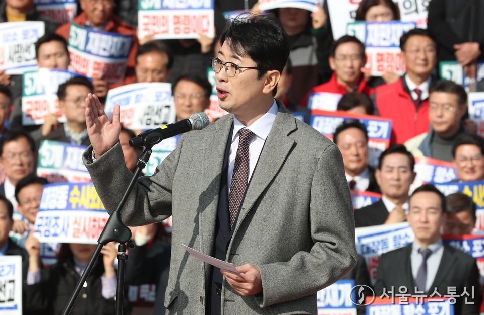 주진우 국민의힘 의원이 12일 서울 여의도 국회의사당 본관 앞 중앙계단에서 열린 대장동 일당 7400억 국고 환수 및 검찰 항소포기 외압 규탄대회에서 발언을 하고 있다. 2025.11.12, snakorea.rc@gmail.com , *재판매 및 DB 금지