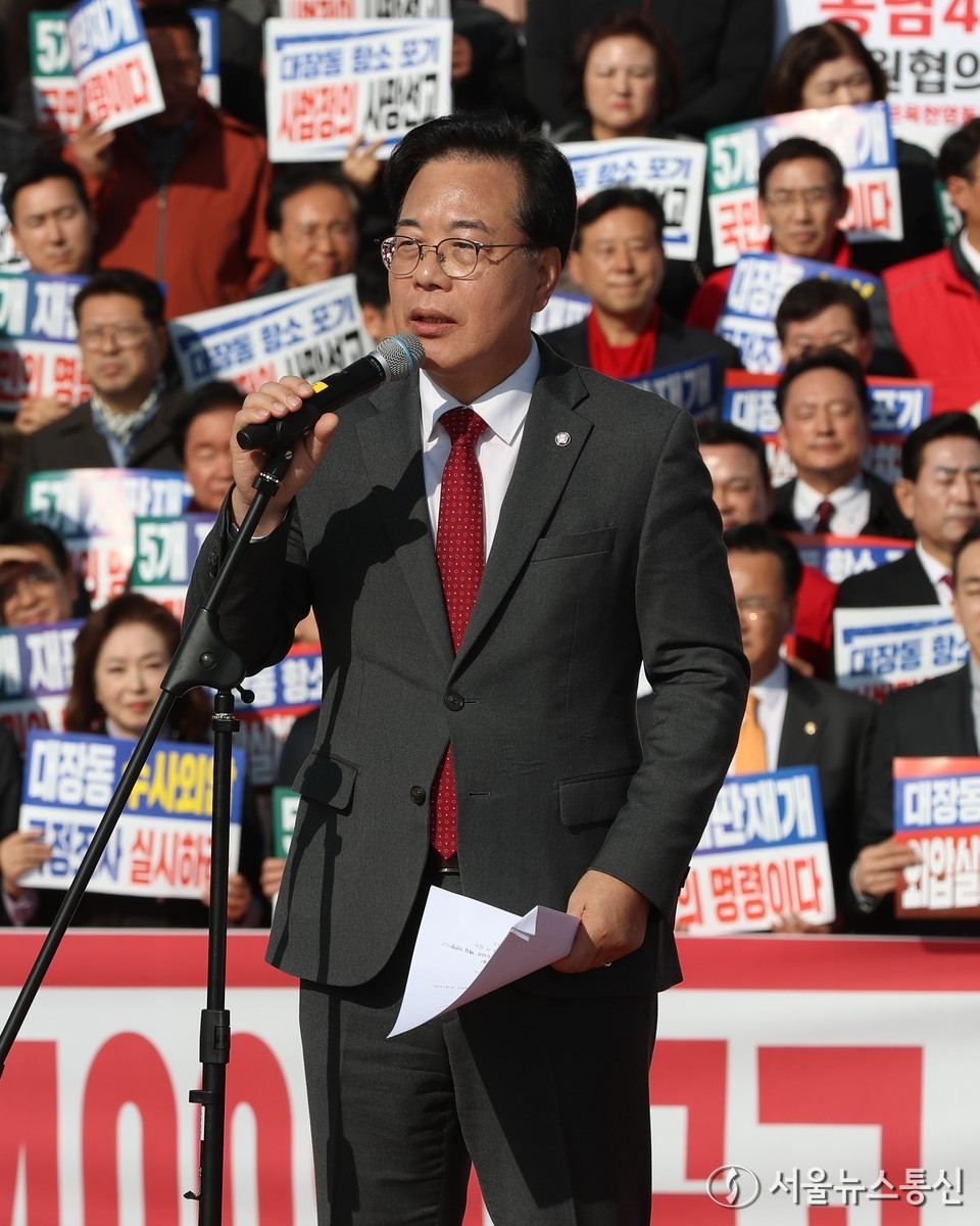 송언석 국민의힘 원내대표가 12일 서울 여의도 국회의사당 본관 앞 중앙계단에서 열린 대장동 일당 7400억 국고 환수 및 검찰 항소포기 외압 규탄대회에서 발언하고 있다. 2025.11.12, snakorea.rc@gmail.com , *재판매 및 DB 금지