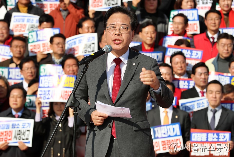 송언석 국민의힘 원내대표가 12일 서울 여의도 국회의사당 본관 앞 중앙계단에서 열린 대장동 일당 7400억 국고 환수 및 검찰 항소포기 외압 규탄대회에서 발언하고 있다. 2025.11.12, snakorea.rc@gmail.com , *재판매 및 DB 금지