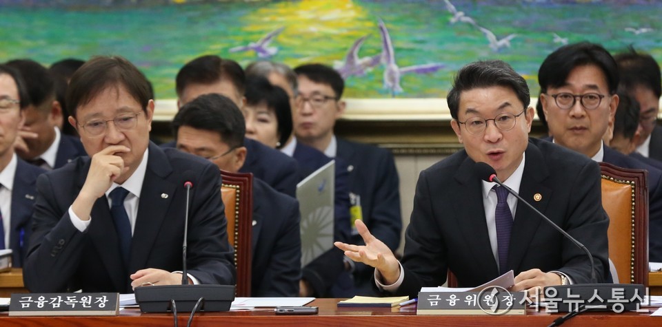이억원 금융위원회 위원장이 27일 서울 여의도 국회 정무위원회에서 열린 국정감사에서 의원 질의에 답변하고 있다. 왼쪽은 이찬진 금융감독원장. (사진=신현성 기자) 2025.10.27, snakorea.rc@gmail.com , *재판매 및 DB 금지