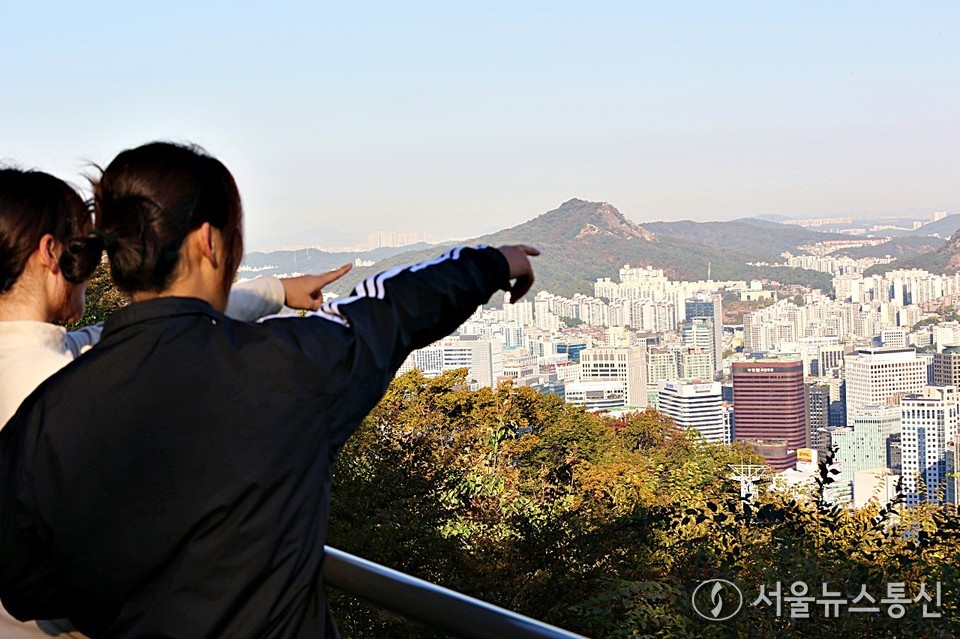 28일 오전 서울 중구 남산에서 바라본 서울 아파트 모습 (2025.10.28) / 사진 = 서울뉴스통신 이성현 기자